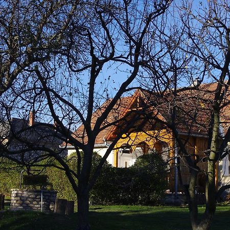 Devenyi Vendeghaz Csesznek Exterior photo