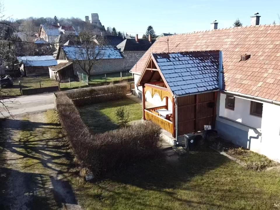 Devenyi Vendeghaz Csesznek Exterior photo