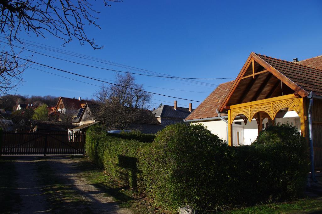 Devenyi Vendeghaz Csesznek Exterior photo