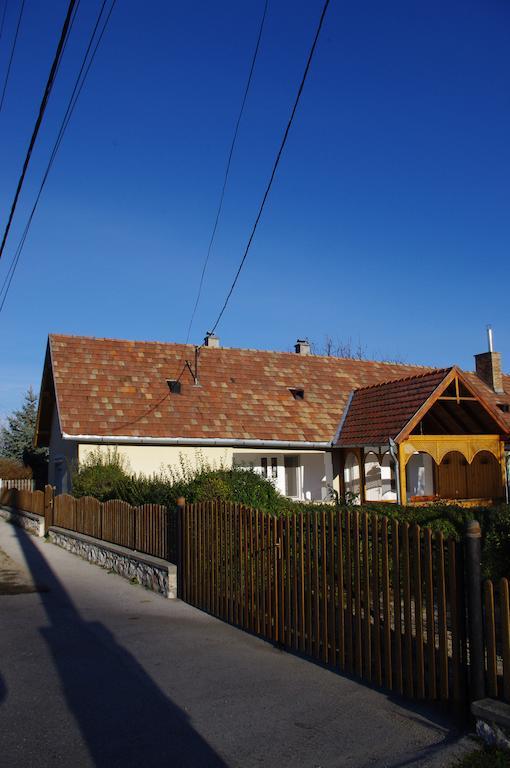 Devenyi Vendeghaz Csesznek Exterior photo