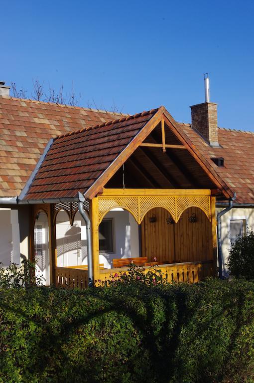 Devenyi Vendeghaz Csesznek Exterior photo