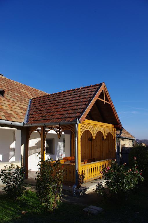 Devenyi Vendeghaz Csesznek Exterior photo