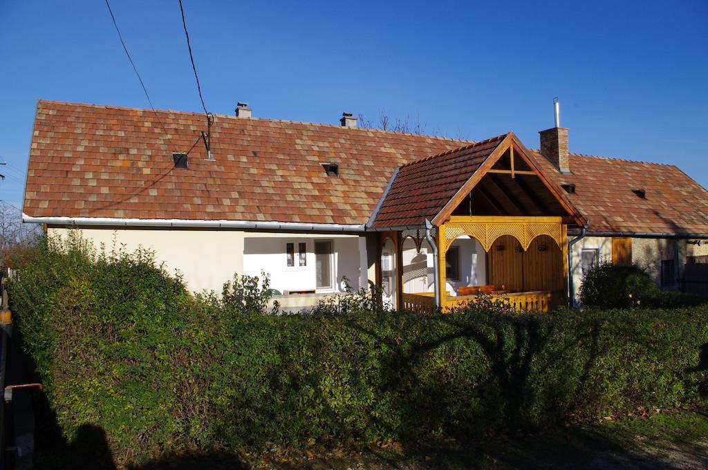 Devenyi Vendeghaz Csesznek Exterior photo